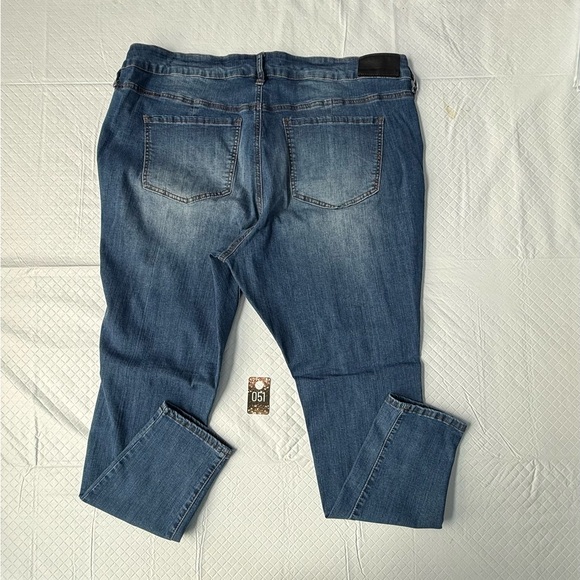 Classic Blue Distressed Women’s Skinny Jeans - Picture 3 of 3